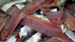 Эта рыба просто кишит паразитами: мы ее подаем на стол и даем детям. В ней нашли 10-метровых червей