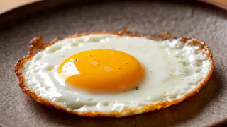 Не сало и не масло, а в 100 раз полезнее: на чем жарят яичницу умные хозяйки — запомните раз и навсегда