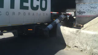 В Пензе спасатели краном вытащили большегруз, который застрял под железнодорожным мостом