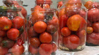 Эта заготовка в нашей семье на первом месте - очень вкусный рассол, пьют все. Каждый год закрываю по 20 банок - простой рецепт