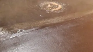 На улице Ленинского Комсомола прорвало канализацию: проезжую часть затопило водой