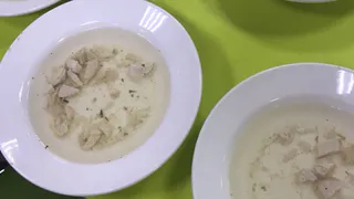 Вода и бледные кусочки: обед в нижегородской школе поразил россиян