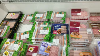 Что не так с мясом из «Магнита»: почему оно такое дешевое и стоит ли его покупать