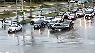 На перекрёстке улиц Новосёлов и Советского армии иномарка врезалась в "девятку"