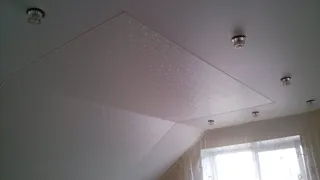 Натяжной потолок на мансарде: почему это под силу только опытным мастерам?