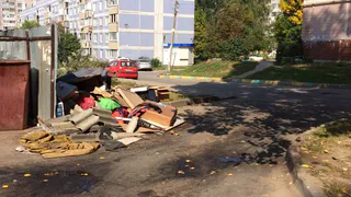 "Невозможно к дому проехать": рязанцы пожаловались на свалку мусора возле дома