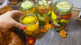 Съедаем по банке за раз, сколько ни закатаю уходит всё до капли: важно успеть наготовить в сезон — 3 рецепта вкусных и быстрых заготовок