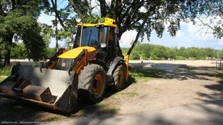 На пляже у Орехового озера в рязанском Лесопарке идут работы по благоустройству