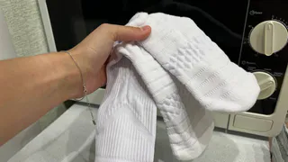 Фокус с микроволновкой: как за 2 минуты вернуть носкам идеальную белизну