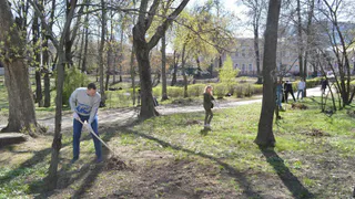 Рязанский губернатор Павел Малков убрал листву на общегородском субботнике