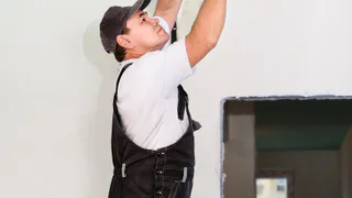 Вагонка, гипс или обои? Узнал, что лучше для потолка — и теперь отказываюсь от натяжного потолка