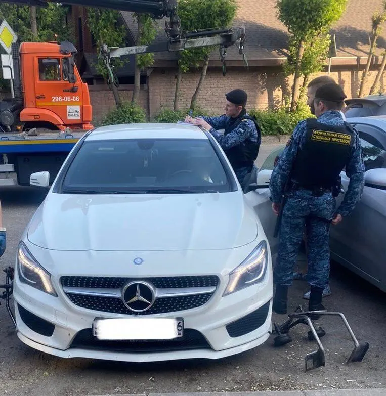 В Татарстане 101 неоплаченный автоштраф обернулся для девушки изъятием Mercedes