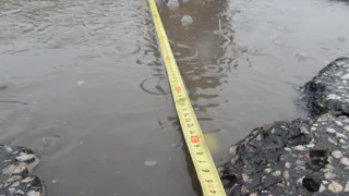 Вечные грязь и лужи: жители Станкозаводской устали из-за разбитого асфальта