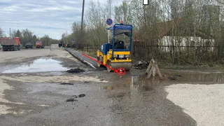 В Коми на тротуаре под дорожный каток попал случайный пешеход