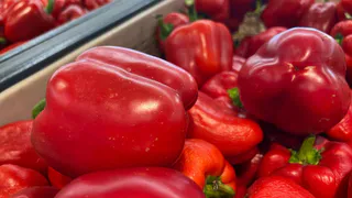 1 горсть в лунку, и перцы начнут расти как на дрожжах: до 5 килограммов крупных и сочных плодов с куста