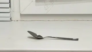 Кладу ложку на подоконник, когда уезжаю из дома: это устраняет надоевшую задачу