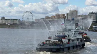 В Чебоксарах грузовые буксиры исполнили «вальс» на воде