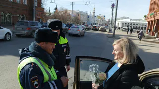 Сотрудники ДПС в центре Владимира дарили женщинам цветы и поздравляли их с 8 Марта