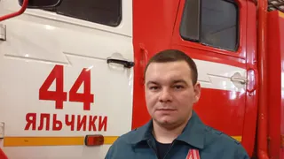 В Чувашии спасатель, рискуя жизнью, спас на пожаре мужчину