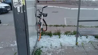В Рязани разбили стеклянную остановку рядом со зданием ГИБДД
