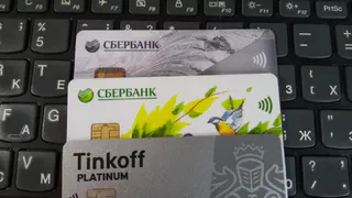 Могут ли приостановить выплаты на карту, если долго не снимать деньги, ответила юрист