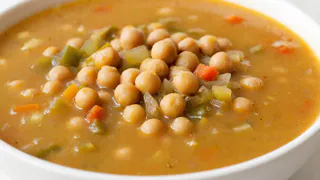 Распространённая ошибка в приготовлении горохового супа, из-за которой он становится «пустым». Всё дело в одной ошибке, которую допускают 9 из 10 хозяек!