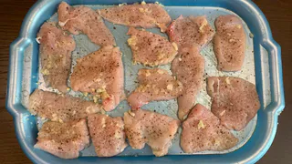 Если видите это — мясо пора выбросить: был назван главный признак испорченных заморозок