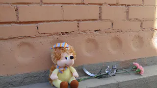 День траура: рязанцы приносят к разрушенному дому цветы и игрушки