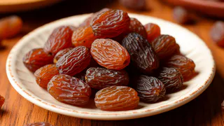 Можно ли есть изюм каждый день: вот как он влияет на организм и какие пропорции безопасны 