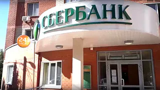 В рязанском отделении Сбербанка на входной двери отсутствует стекло. Видео