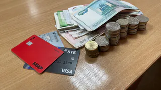 «С 19 ноября — запрещено». Всех, кто переводит деньги с карты на карту, ждет новый неприятный сюрприз