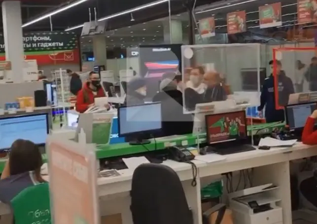 Из-за пылесоса: в рязанском магазине "Эльдорадо" подрались охранник и покупатель