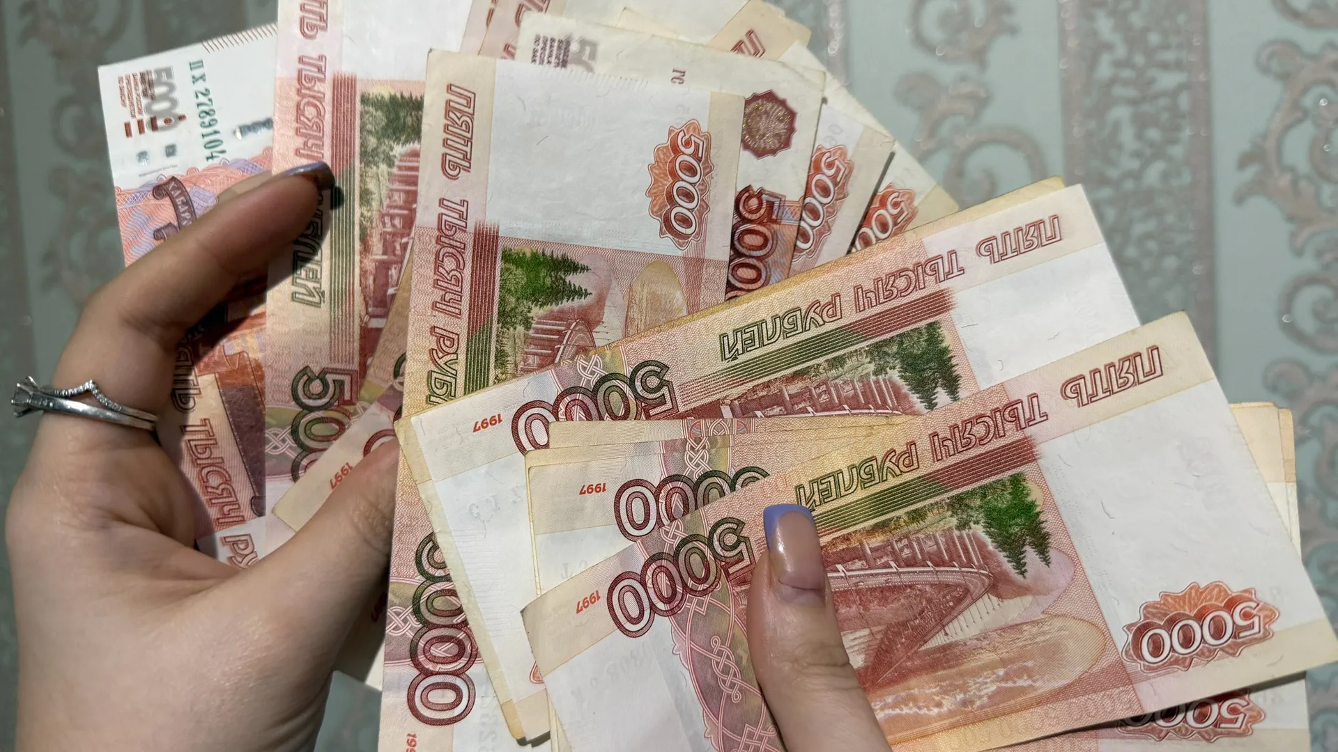 В Кузнецке продавщица похищала деньги из кассы с помощью оформления возврата покупателям