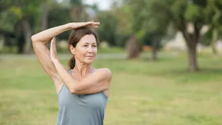 Колени не скрипят, спина не ноет: 1 упражнение из йоги - оживит суставы за 30 секунд