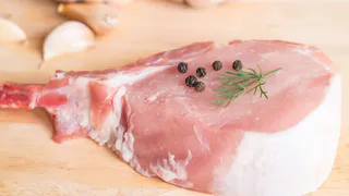 Жесткое, как подошва, мясо станет пуховым: Замочите его в этом простом маринаде — секрет поваров