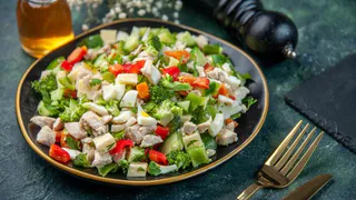 Очень легкий салат с оригинальной начинкой на весну - можно есть после 18.00