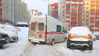 В Рязани в одном из дворов застряла машина скорой помощи 