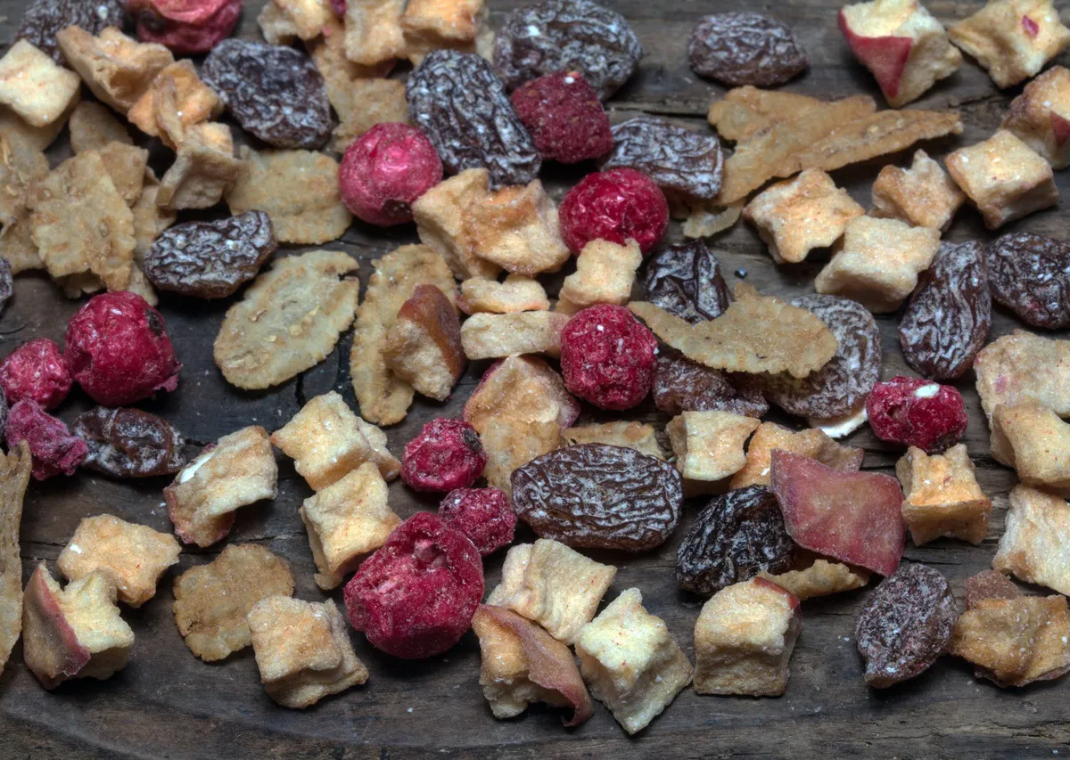 1 столовая ложка — грязь и масляный налет из изюма уйдут мигом: ушлые хозяйки моют сухофрукты только так