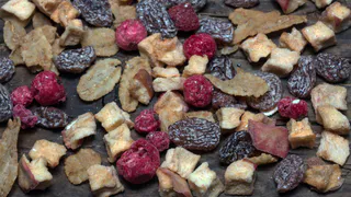 1 столовая ложка — грязь и масляный налет из изюма уйдут мигом: ушлые хозяйки моют сухофрукты только так