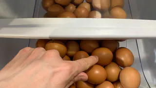 Хитрые продавцы выбирают яйца себе домой исключительно по этому признаку: на всю жизнь запоминайте эти 2 простых приема