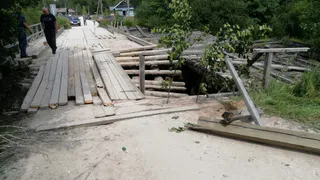 Лесовоз проломил мост под Рязанью