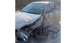 Не соблюдала боковой интервал: в Клепиковском районе легковушка въехала в грузовик