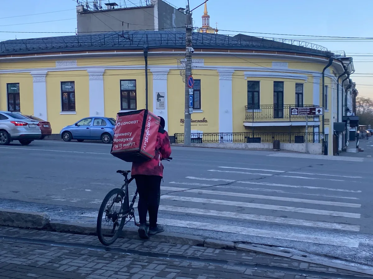 Правда о курьерах: зачем они подходят к вашей двери и смотрят в глазок, прежде чем позвонить