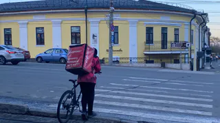 Правда о курьерах: зачем они подходят к вашей двери и смотрят в глазок, прежде чем позвонить