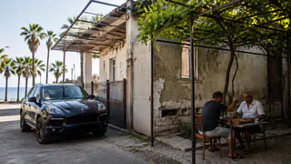 Без работы, дом в руинах — зато на «крузаке»: шокирующая правда об абхазских мужчинах и их «железный» аргумент