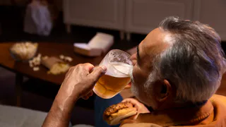 Ученые ответили, зачем людям старше 60 лет нужно пить пиво каждый день