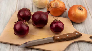 Для чего опытные кулинары добавляют соду при жарке лука. Какую хитрость скрывают VIP-повара ресторанов