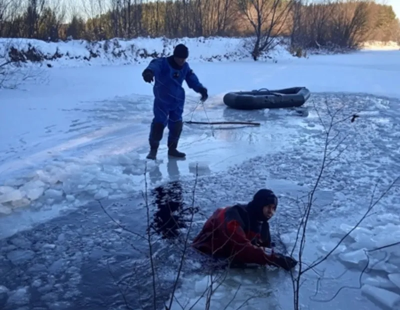 Снегоход ушел под воду: в Башкирии спасали рыбаков из Магнитогорска