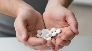 Что добавлять в дачный туалет, чтобы отходы полностью растворялись и запаха не было: эффективные средства