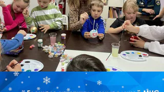 Юные ковровчане вместе с пожарными сделали новогодние игрушки-памятки с правилами безопасности